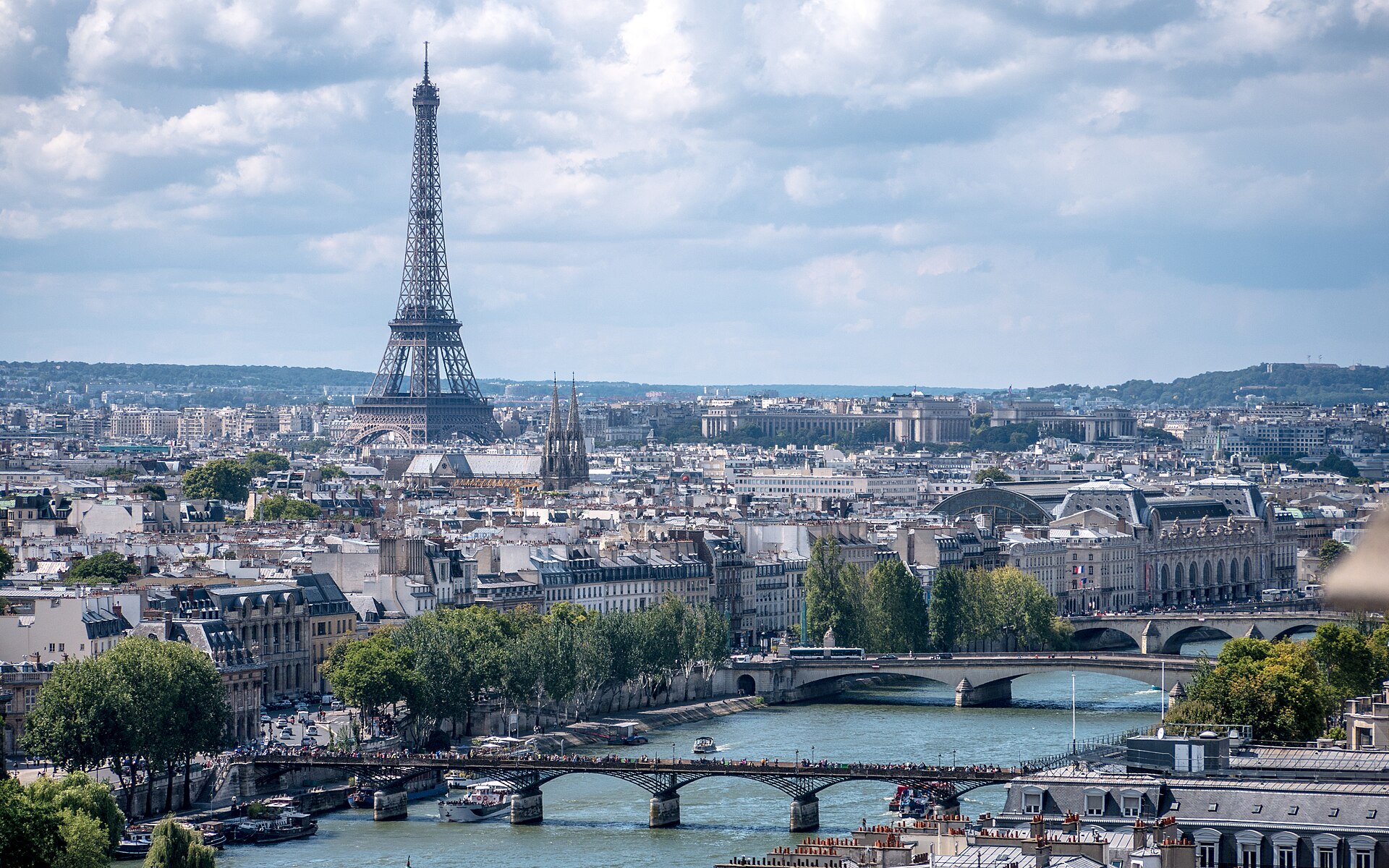 Picture of the Eiffel Tower By Yann Caradec from Paris, France - La Tour Eiffel vue de la Tour Saint-Jacques, CC BY-SA 2.0, https://commons.wikimedia.org/w/index.php?curid=34933538